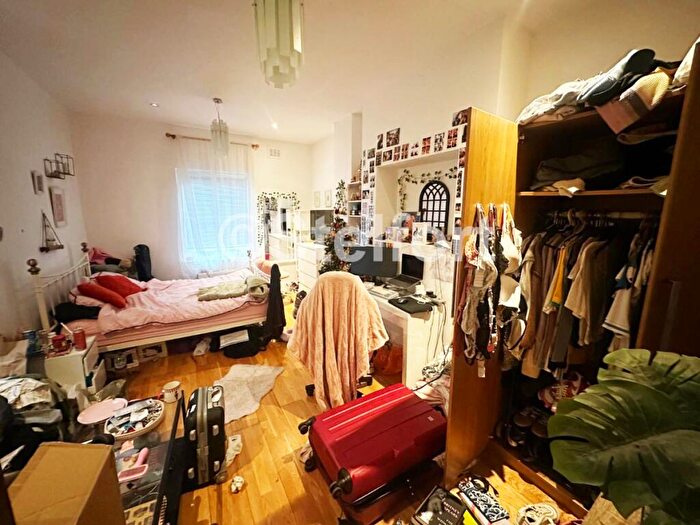 3 Bedroom Apartment To Rent In College Place, London, NW1