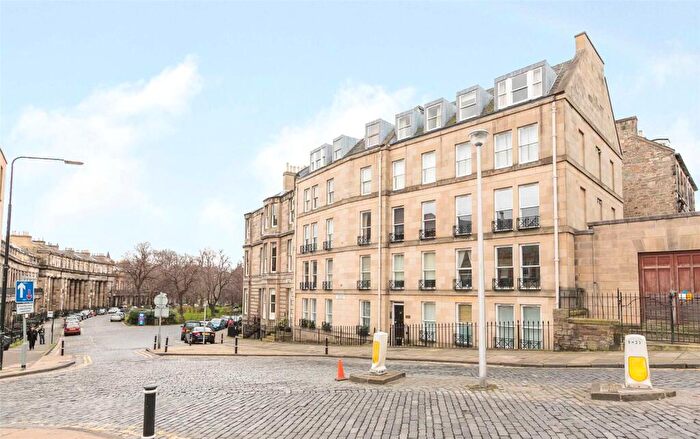 2 Bedroom Flat To Rent In St Bernards Crescent, Edinburgh, EH4