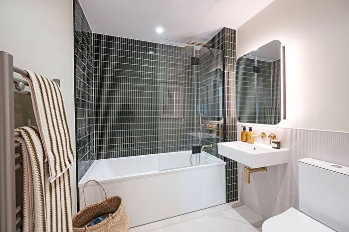 3 Bedroom Flat For Sale In Riverscape, Royal Docks, E16