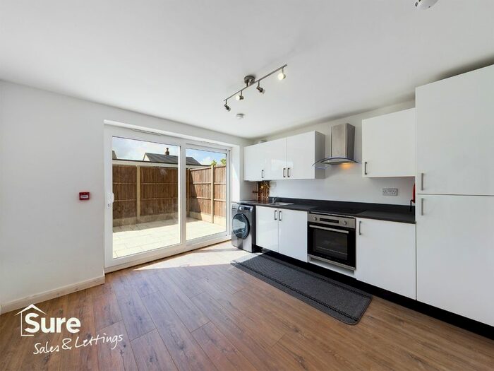 1 Bedroom Flat To Rent In Neptune Drive, Hemel Hempstead, Hertfordshire, HP2