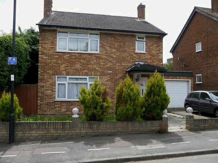 3 Bedroom Detached House To Rent In Linden Close, London N14