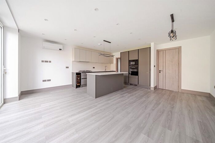 5 Bedroom Semi-Detached House For Sale In Courthouse Road, Maidenhead, SL6