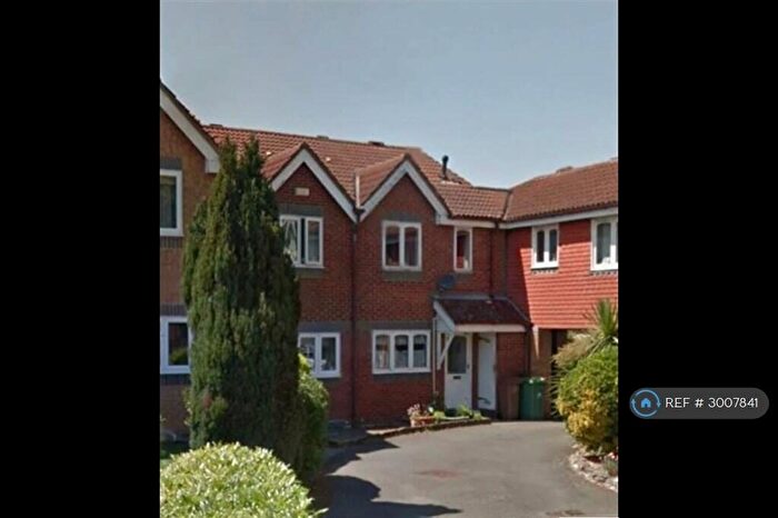 3 Bedroom Semi Detached House To Rent In Chiltern Close, Worcester Park, KT4