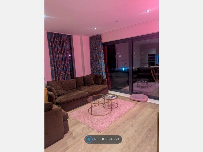 3 Bedroom Flat To Rent In Centric Close, London, NW1