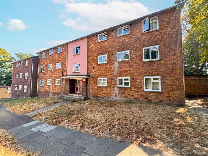 2 Bedroom Flat For Sale In The Brambles, Salisbury, SP1