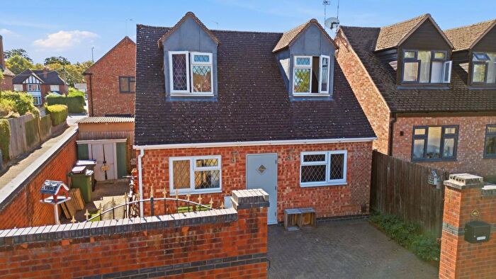 2 Bedroom Detached House For Sale In Wordsworth Avenue, Warwick, CV34