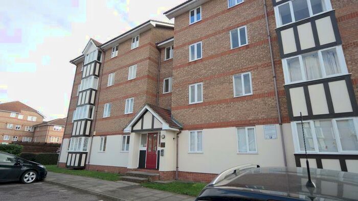 2 Bedroom Flat To Rent In Chandlers Drive, Erith, DA8
