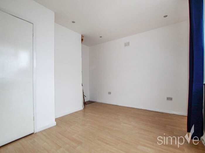 1 Bedroom Flat To Rent In Yeading Court, Masefield Lane, Hayes, UB4