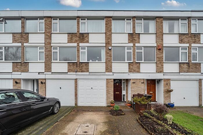 3 Bedroom Maisonette For Sale In Holmdene Close, Beckenham, BR3