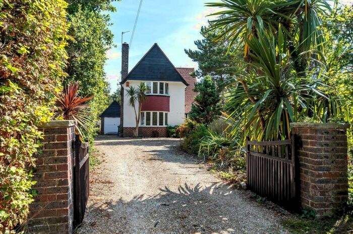 4 Bedroom Detached House To Rent In Barrack Lane, Aldwick, PO21