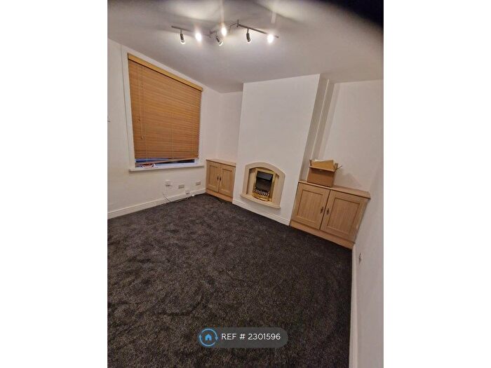 2 Bedroom End Of Terrace House To Rent In Hawthorn Road, Manchester, M40