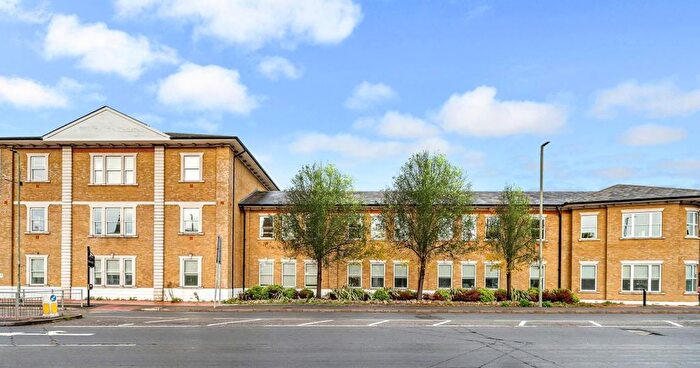 2 Bedroom Flat To Rent In Chertsey, Surrey, KT16