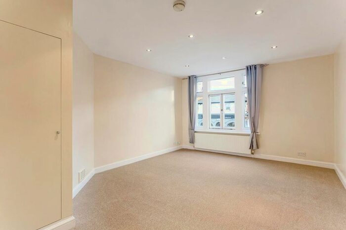 Studio To Rent In Ewell Road, Surbiton, KT6