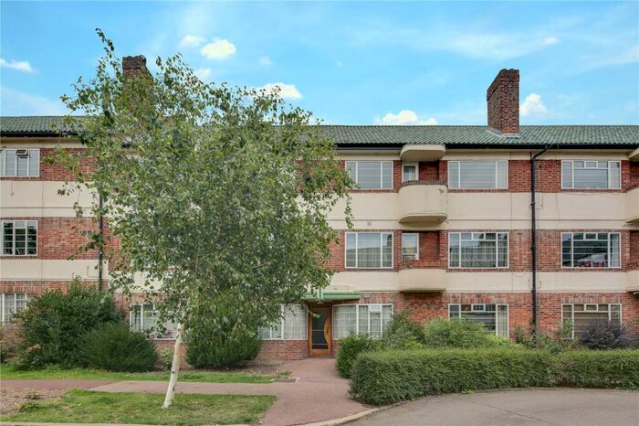 2 Bedroom Flat To Rent In Hermitage Court, Woodford Road, London, E18