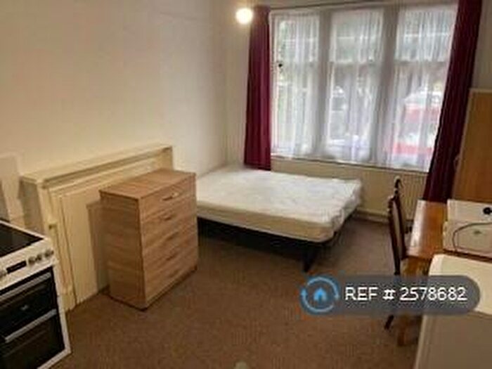 Studio To Rent In Bowes Road, London, N13