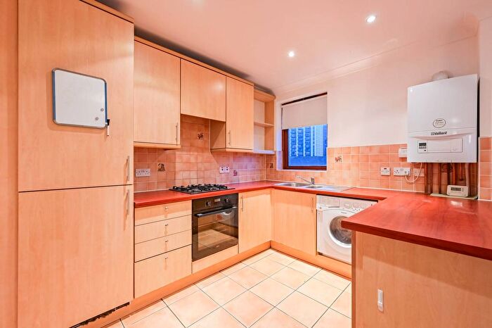 2 Bedroom Flat To Rent In Vantage Mews, Docklands, London, E14