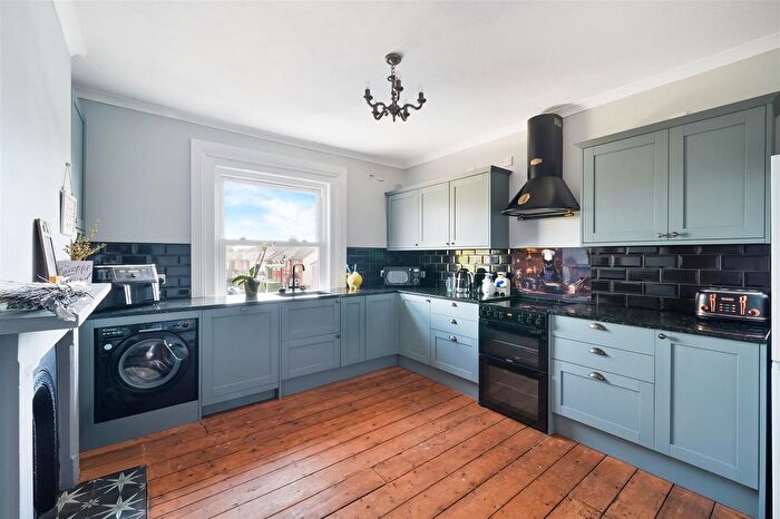 3 Bedroom Flat For Sale In Nutfield Road, Redhill, RH1
