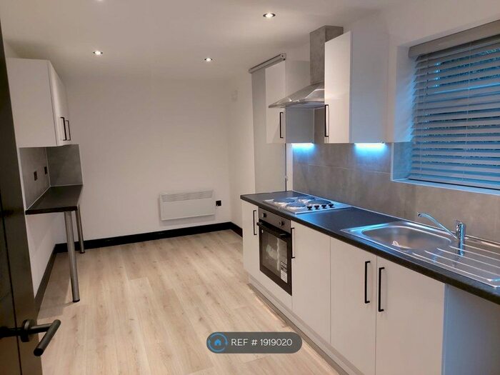 3 Bedroom Semi-Detached House To Rent In Perry Mead, Enfield, EN2