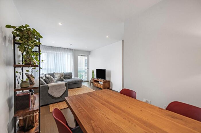 2 Bedroom Flat For Sale In York Way, London, N7