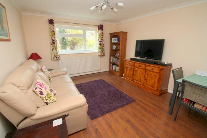 1 Bedroom Flat To Rent In Avondale Avenue, Staines-Upon-Thames, TW18