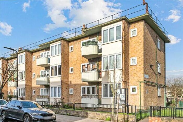 3 Bedroom Flat To Rent In Wilton Estate, Greenwood Road, London, E8