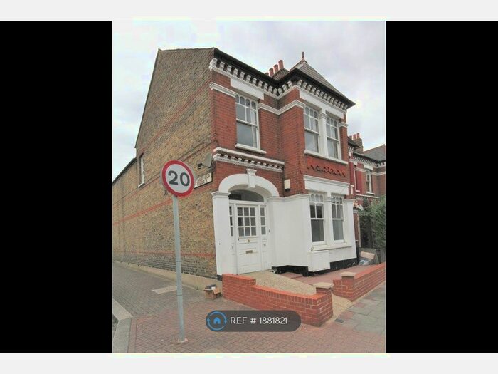 3 Bedroom Flat To Rent In Tooting Bec Road, London, SW17