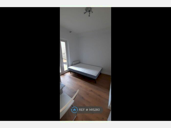 Studio To Rent In Askew Crescent, London, W12