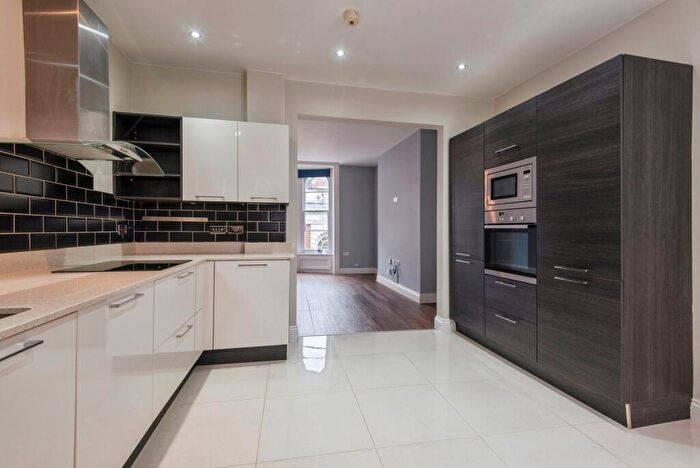 1 Bedroom Flat For Sale In High Street, Hitchin, Hertfordshire, SG5