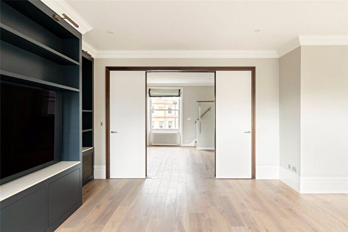 3 Bedroom Flat To Rent In Egerton Gardens, London, SW3