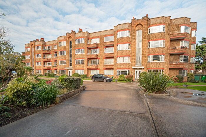 2 Bedroom Flat To Rent In Park Road, Hampton Wick, KT1