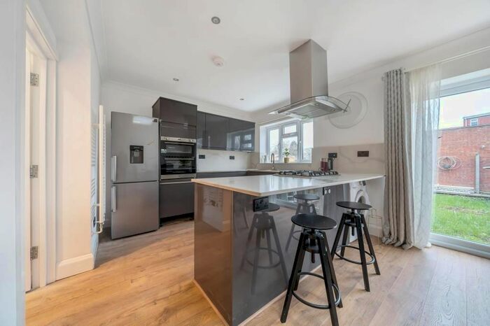 4 Bedroom Semi-Detached House To Rent In Hounslow, London, TW5