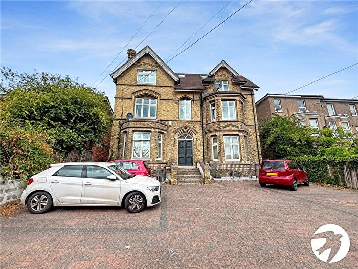 2 Bedroom Maisonette To Rent In Tonbridge Road, Maidstone, Kent, ME16