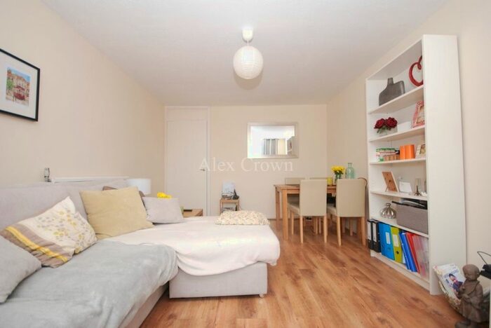 1 Bedroom Flat To Rent In Hillfield Avenue, London N8