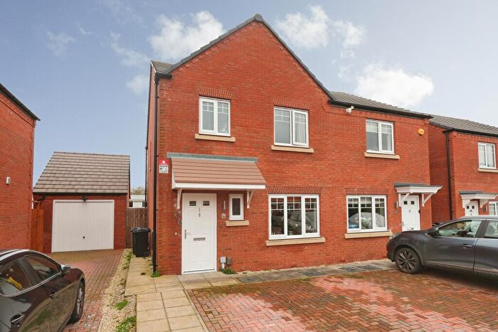 3 Bedroom Semi Detached House For Sale In Hawthorn Way, Birmingham, B38