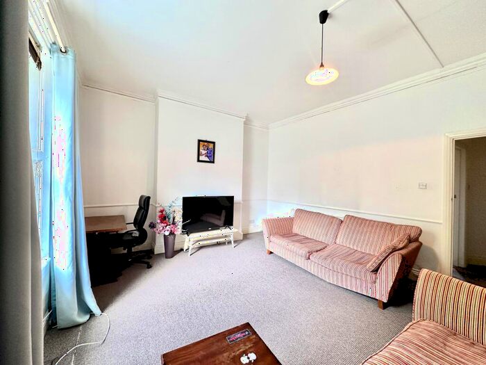1 Bedroom Apartment To Rent In North Road East, F1