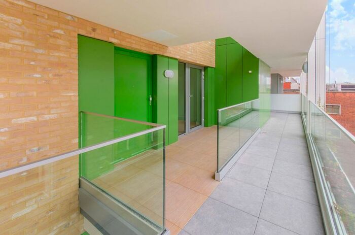 2 Bedroom Flat To Rent In Dalston Curve, Dalston, London, E8