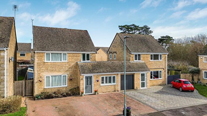 3 Bedroom Link Detached House For Sale In Alexander Drive, Cirencester, Gloucestershire, GL7