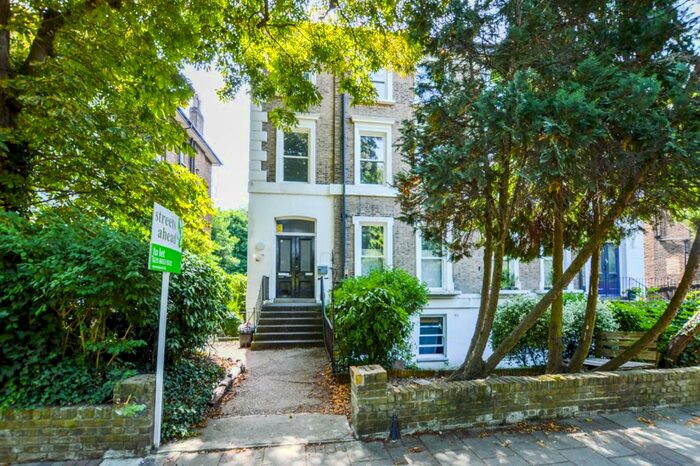 2 Bedroom Apartment To Rent In Thicket Road, London, SE20