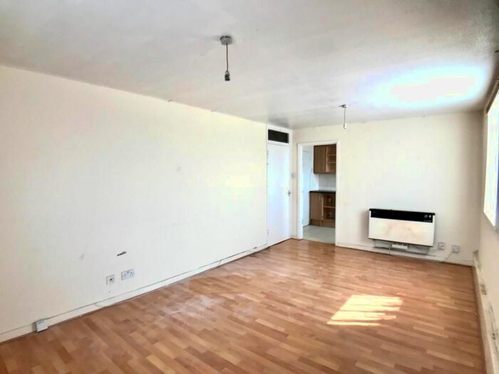 2 Bedroom Flat To Rent In Glenister House, 238 Avondale Drive, Hayes UB3