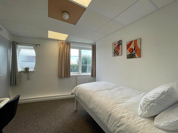 Apartment To Rent In Wilbury Villas -, S72