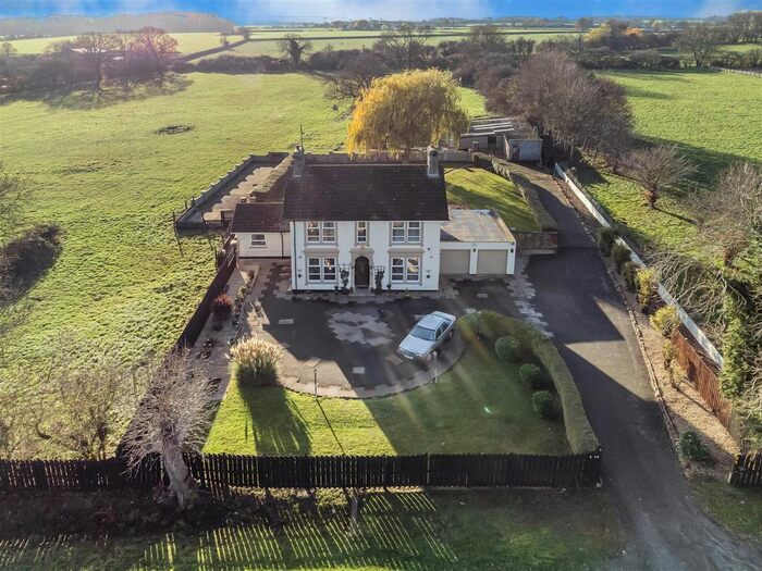 4 Bedroom Detached House For Sale In Bedford Road, Rushden, NN10