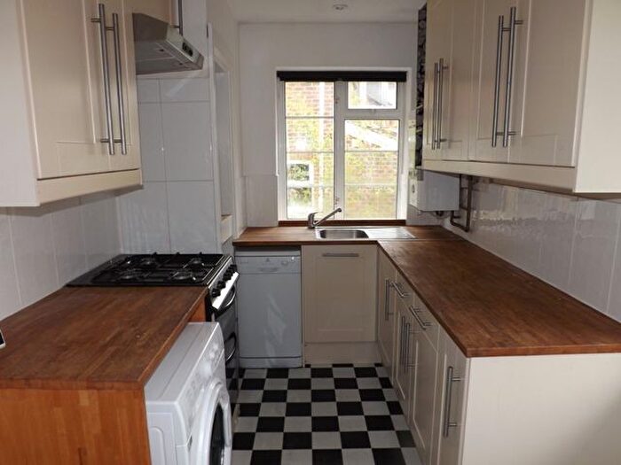 2 Bedroom Flat To Rent In Barfields, Bletchingley, RH1
