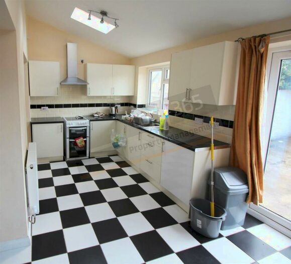 4 Bedroom Detached House To Rent In **&#;pppw** Allington Avenue, Lenton, NG7