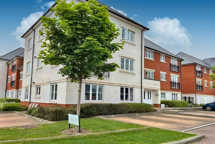 2 Bedroom Flat To Rent In Longhurst House, Scholars Walk, Horsham, RH12