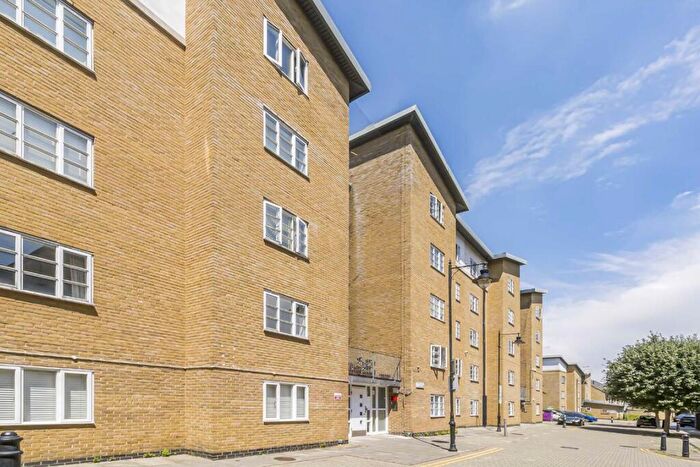 2 Bedroom Flat To Rent In Barge Lane, Victoria Park, E3