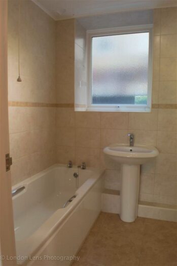 3 Bedroom Flat To Rent In Eaton Gardens, Hove, BN3