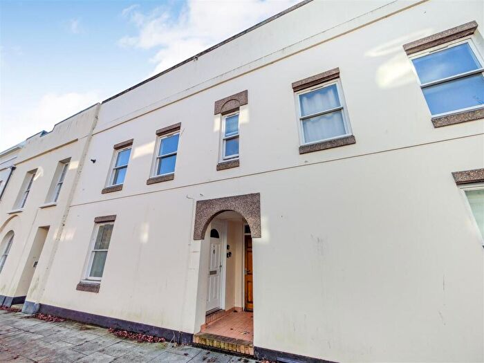 3 Bedroom Flat For Sale In Bed Mais | Cosmetic Updating |, PL1