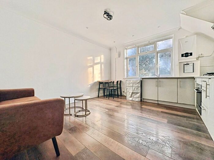 2 Bedroom Flat To Rent In Heath Road, Hounslow, TW3