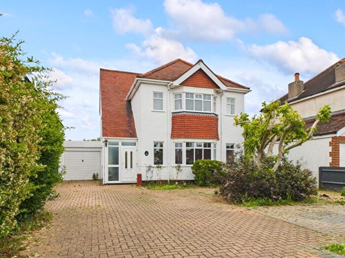 4 Bedroom Detached House For Sale In Cecilian Avenue, Worthing, BN14