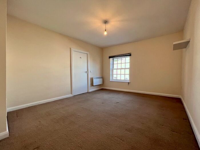 1 Bedroom Flat To Rent In London Street, Chertsey, KT16